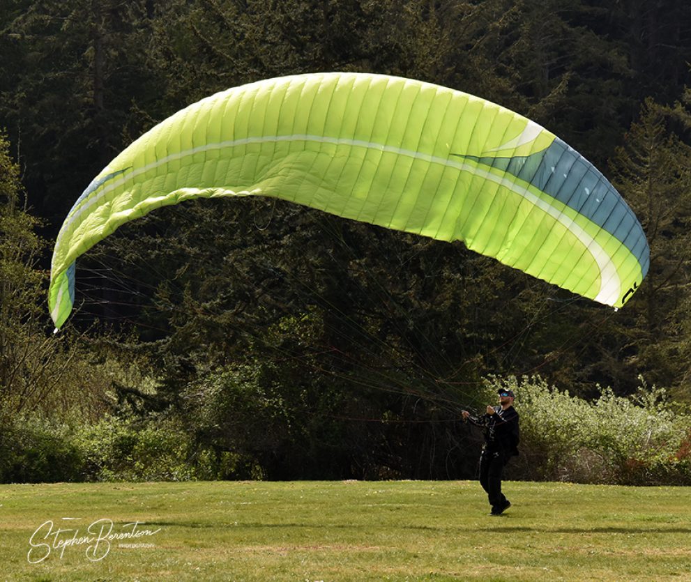 Paraglider displays the colors